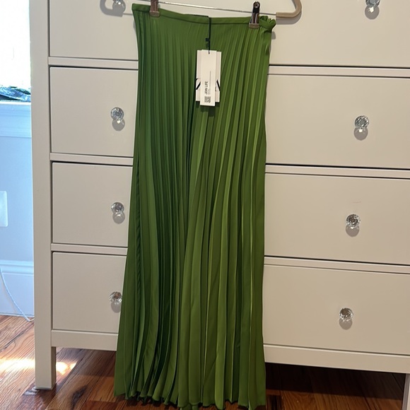 ZARA NWTs SATIN EFFECT PLEATED SKIRT GREEN - Picture 4 of 5